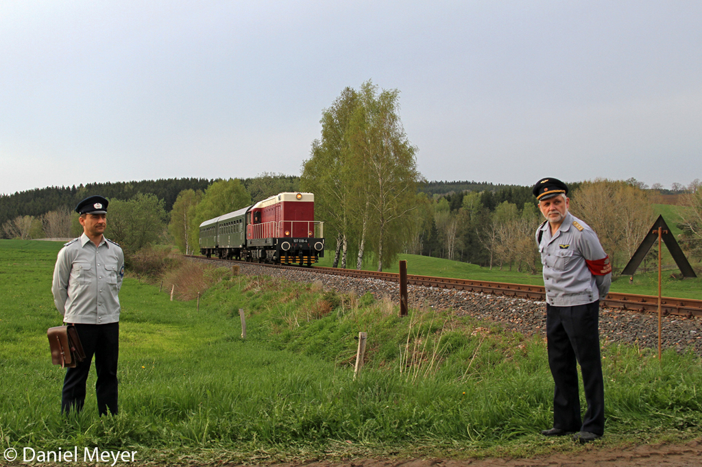 Die Railsystems 107 018-4 ( V75 018 ) mit einem Sonderzug von Schwarzenberg (Erzg.) nach Annaberg-Buchholz in Crottendorf unter dem Wachsamen Auge der Transport Polizei  am 10.05.2013