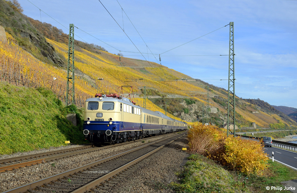 E10 1239 mit dem DPF 61712 (Köln Hbf - Assmannshausen) am 08.11.2015 zwischen Rhens und Boppard.

