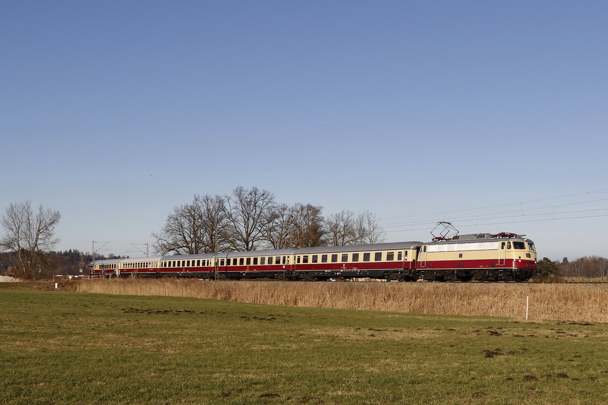 E10 1309 war am 29. Dezember 2016 mit dem  AKE-Rheingold  von K�ln zum W�rthersee unterwegs. Aufgenommen bei Bernau am Chiemsee.