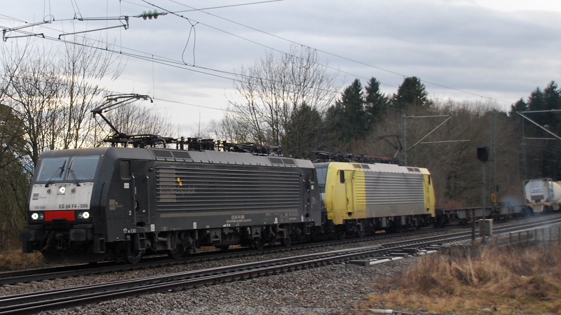 ES 64 F4-086 + ES 64 F4-030, aufgenommen am 16.01.14, in A�ling.