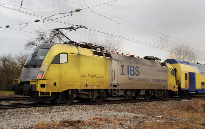 ES 64 U2-096, IBS, aufgenommen als Zweitlok an einer Metronom-Garnitur bei der Ausfahrt aus A�ling, am 16.01.14.