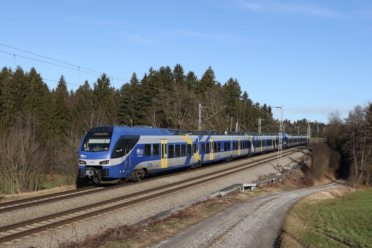 ET 301 auf dem Weg nach M�nchen am 27. Dezember 2021 bei Grabenst�tt im Chiemgau.