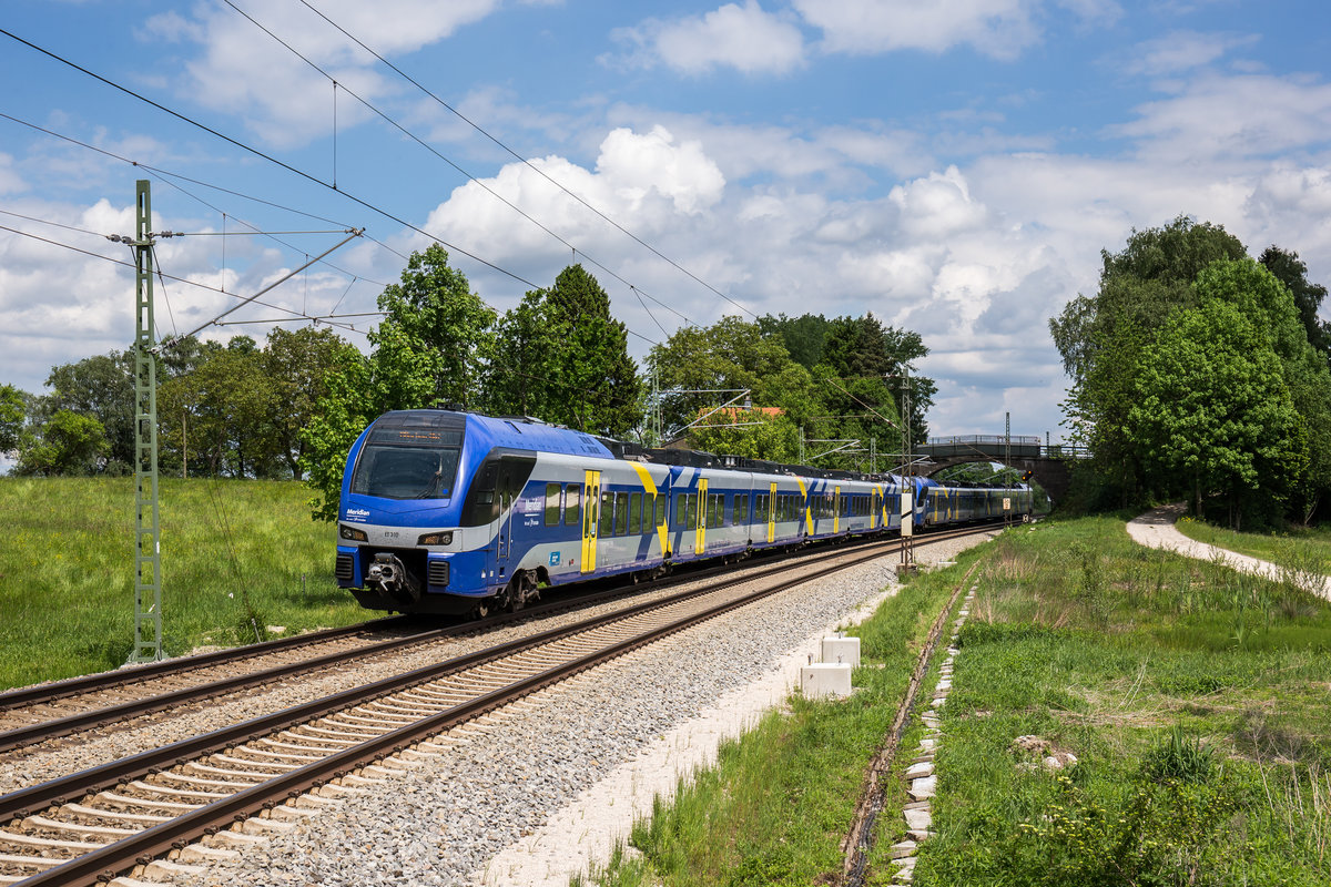 ET 310 aus Freilassing kommend am 25. Mai 2017 bei �bersee am Chiemsee.