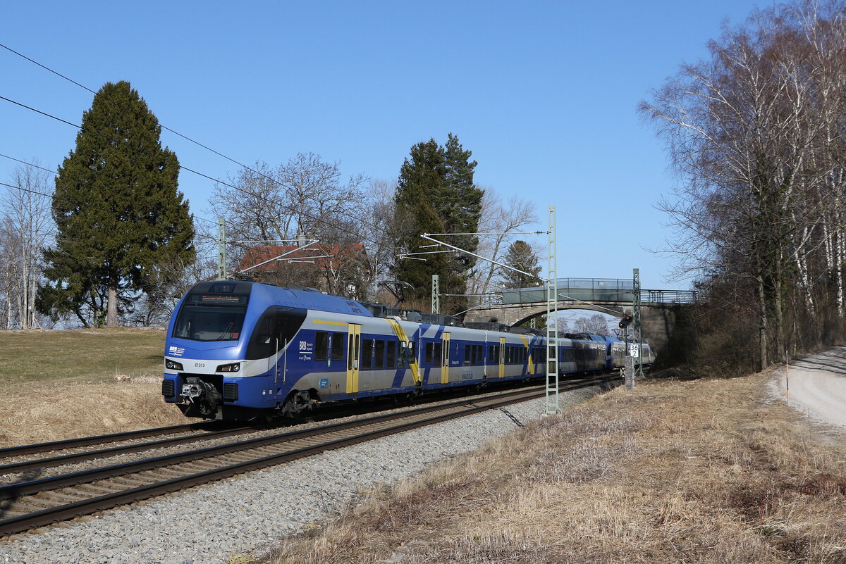 ET 313 aus Salzburg kommend am 8. M�rz 2022 bei �bersee am Chiemsee.