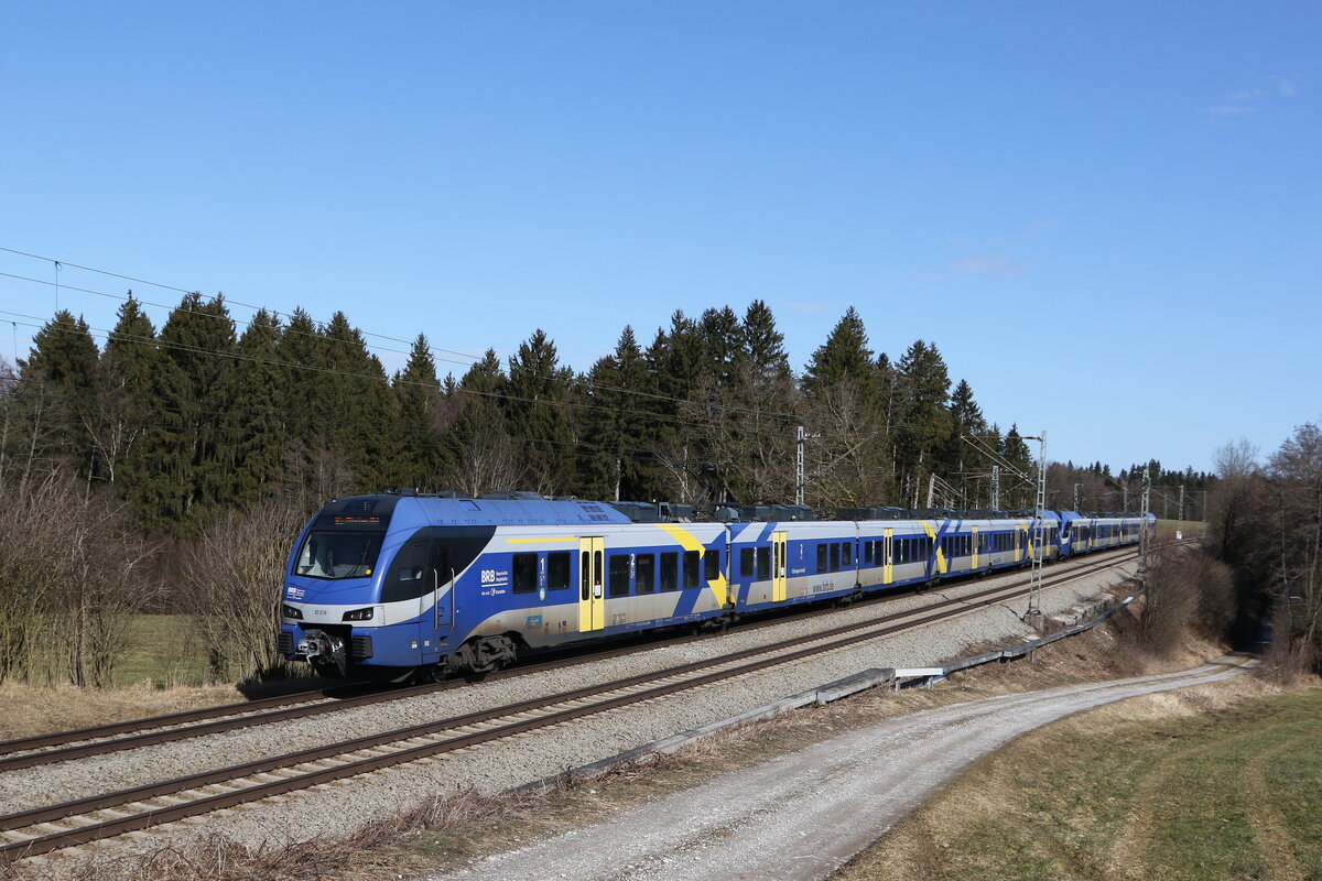 ET 316 war am 14. Februar 2022 bei Grabenst�tt im Chiemgau in Richtung M�nchen unterwegs.