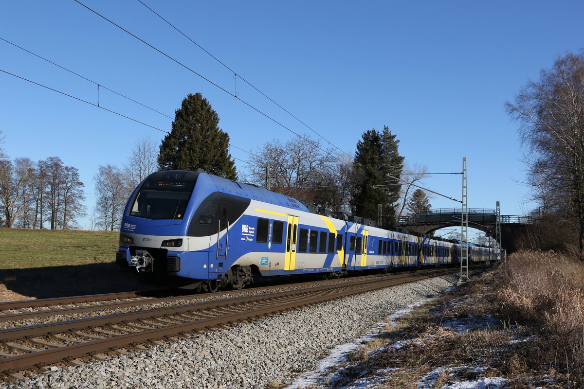 ET 317 aus Salzburg kommend am 31. Dezember 2020 bei �bersee am Chiemsee.