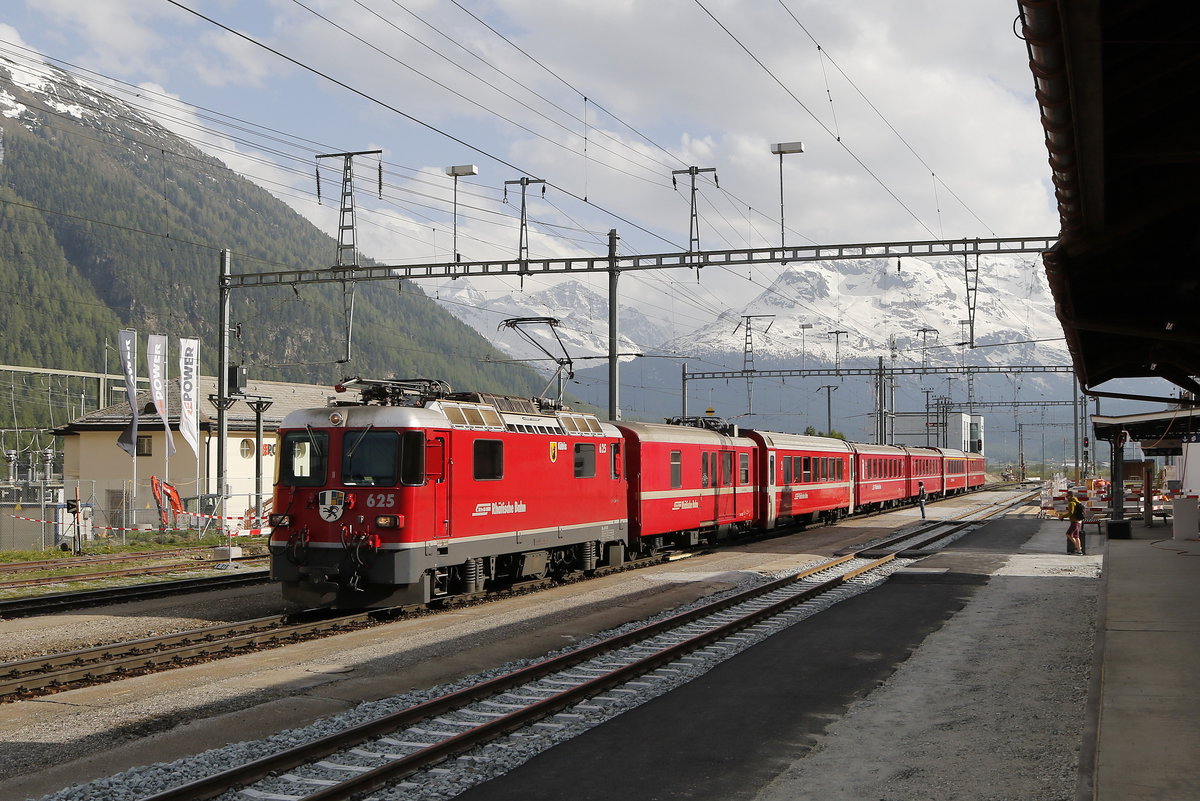 Ge 4/4 II 625  K�blis  f�hrt am 7. Juni 2019 mit einem Regionalzug in den Bahnhof von Bever ein.