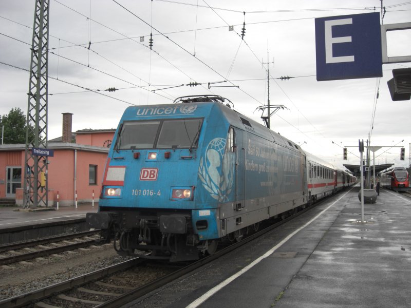 101 016-4 am 23.08.2008 auf dem Weg nach Salzburg. Hier im Bahnhof
von Freilassing.