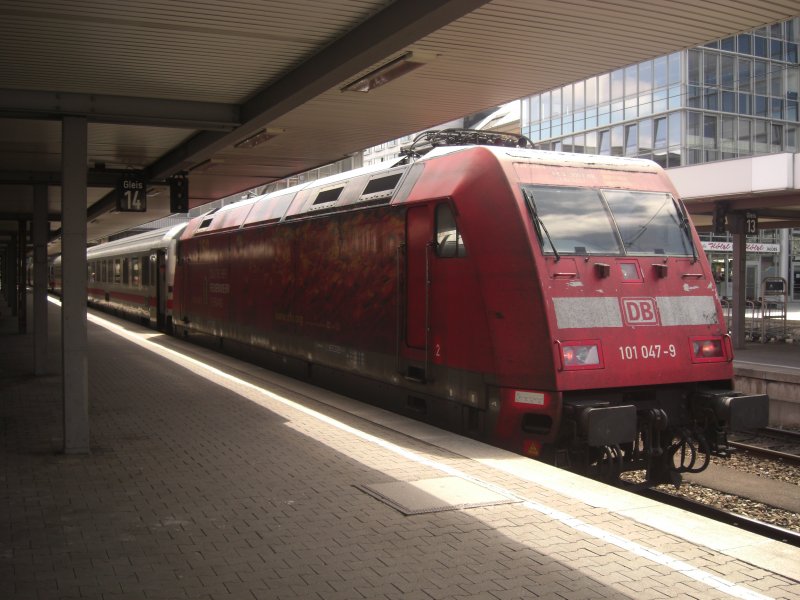 101 047-9  Feuerwehr-Lok  kurz vor der Ausfahrt aus dem M�nchner
Hauptbahnhof am 31. Mai 2009.