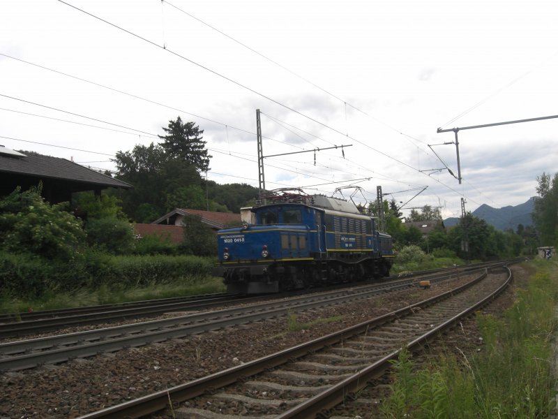 1020 041-8 der  Mitelweserbahn  am 8. Juni 2009 bei der Durchfahrt
des Bahnhofes von Prien am Chiemsee.