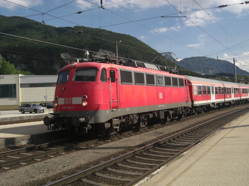 110 324-1 f�hrt gerade von Innsbruck kommend in den Bahnhof von Kufstein/Tirol ein. Aufgenommen am 12. Juni 2009.
