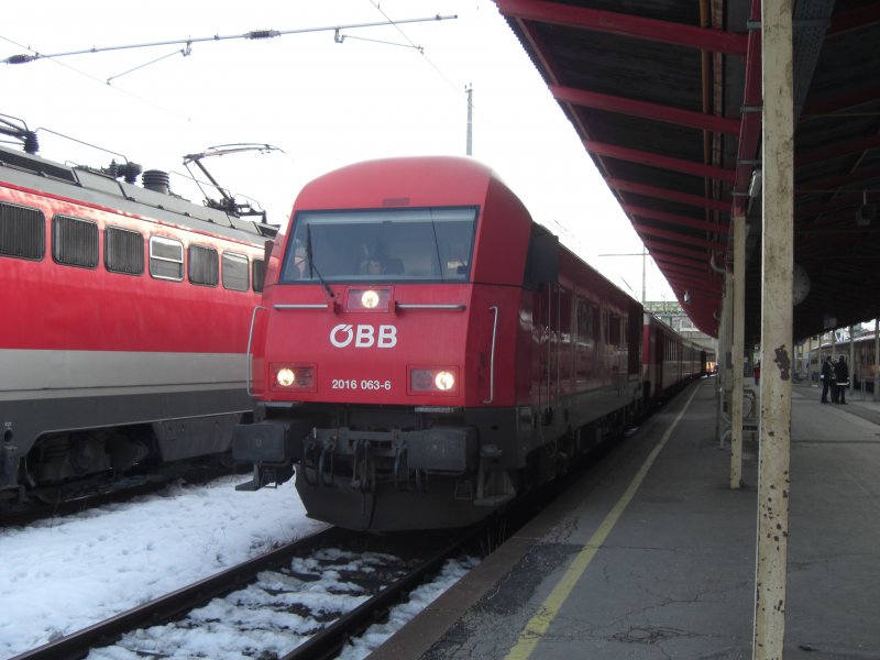 2016 063-6 war die erste dieser Art die wir fotografieren konnten.
Das Foto entstand am 25. Februar 2009 im Salzburger Hauptbahnhof.