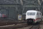 Ein ICE 2 und im Hintergrund ein 423 �berquerten am 28.02.2011 die Hohenzollern Br�cke
