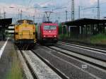 Die EBW V100 ost und die 185 604-6 treffen sich in Frankfurt am Main H�chst.