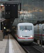 Ein ICE1 steht in den lezten Stunden des Tages im Frankfurter Hbf.