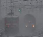 Eine 143er f�hrt aus und aus der Schneeschleppe taucht eine 111er auf.