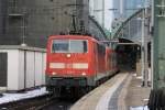 Die 111 208-5 verl�sst mit der Modus Garnitur und im Snadwich mit einer weiteren 111er den Frankfurter Hbf.