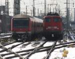 Ein Steuerwagen in DR-Ausf�hrung und eine 110er in Frankfurt am Main Hbf abgestellt.