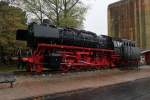 Die 043 904-3 als Denkmallok am Emdener Hbf 03.11.2012 ; sie ist eine auf �lfeuerung umgebaute BR44 (Umbenennung 1968 in 043), denn die BR44 hat im Gegensatz zur BR43 drei Zylinder, w�hrend die nur in 35 Exemplaren beschaffte BR43 nur �ber 2 Zylinder verf�gte.
