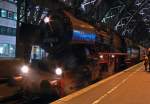 52 8134-0 der Eisenbahnfreunde Betzdorf auf Gleis 2 in K�ln Hbf am Abend nach der Fahrt zum Weinfest in Mayschoss, mit knapp 2 Stunden Versp�tung, ob das am Wein lag ...