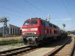 218 465-3 mit einem G�terzug im Traunsteiner Bahnhof.