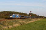 247 908 war mit einem schwach beladenem Autozug an 15. September 2023 bei Klanxb�ll auf dem Weg nach Westerland..