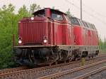 212 240-6 der EfW mit 221 117 im Schlepp in Porz Wahn am 28.04.2011 