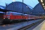 Die 218 477-8 steht mit 218 420 und 10 N-Wagen am 6.1.11 im Frankfurter Hbf