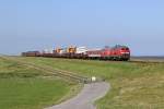 Die 218 321-8 und 218 831-6 fahren mit dem SyltShuttle vom Deich bei Friedrich-Wilhelm-L�bke-Koog am 15,08,12