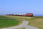 Die 218 313-5 und 218 362-2 mit dem SyltShuttle nach Nieb�ll auf dem Hindenburgdamm bei Klanxb�ll am 21.07.2013