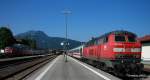 148 464 verl�sst soeben den Bahnhof Oberstdorf, w�hrend die 218er unter der Bedachung im zu Folgen und 499 verl�sst dann als letzte den Bahnhof am 03.07.2010