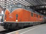 221 135-7 der Bocholter Eisenbahn am DPE 92228 aus Brohl kommend rtg Dortmund an Gleis 2 in K�ln Hbf.