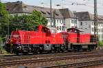 261 039-2 mit 294 586-3 bei der Durchfahrt in Koblenz L�tzel am 02.06.2012