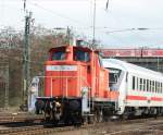 Die schwere 362 701 rangiert 7 IC-Wagen und 5 N-Wagen zur Waschecke des Betriebswerks Griesheim.