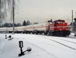 DE 71 bringt einen Kesselwagenzug rtg Bereitstellungsgruppe in Br�hl Vochem am 28.12.2010