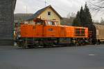 Lok 44 (MaK G 1000 BB) der Kreisbahn Siegen-Wittgenstein (KSW) f�hrt, auf KSW eigenem Gleis, mit vollem G�terzug am 25.03.2011 in Neunkirchen �ber den Bahn�bergang Wiesenstra�e in Richtung
