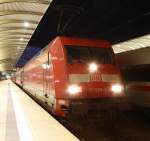 Mit +60 verl�sst 101 026-3 am Abend des 27.06.2010 den Frankfurter Hbf.