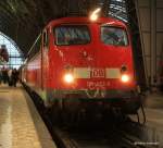 Dann kam ebenfalls aus dem Sauwetter mit Blitz, Donner und Regen am 11.05.2010 die 110 402-5 aus Gie�en nach Frankfurt am Main HBf.