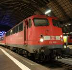 Aus der Abstellanlage des Frankfurter HBf´s kam 110 456-1 und der Lokf�hrer spielte mit der Spitzenbeleuchtung.