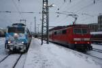 111 017 + 111 211 am 11.12.2010 im Bahnhof von Regensburg