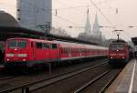 111 151-7 am RE7 mit N-Wagen und 111 079-0 am RE9 mit Dostos in K�ln Messe/Deutz am 04.04.2012