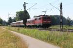 111 172-3 schiebend an einem Regionalzug auf dem Weg von Salzburg nach M�nchen.