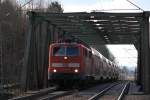 111 176-4 �berf�hrt soeben die Br�cke �ber die Tiroler Ache bei �bersee.