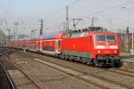 Die 120 208-4 mit dem RE9 nach Siegen in K�ln Deutz am 09,03,12