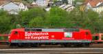120 501-2, Bahnkompetenz, aufgenommen beim Umsetzen an einem Me�zug im Bahnhof Treuchtlingen, am 01.05.13.