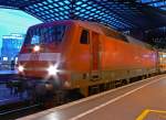 120 120-1 ist mal wieder mit einem Ersatz IC auf Gleis in K�ln Hbf , diesmal nach Berlin Ostbahnhof (18.12.09)