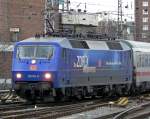 120 151-6 bei der Einfahrt in den K�lner Hbf mit dem ICE Ersatzzug nach Berlin Ostbf.