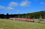 143 145-1 mit der RB 17211 (Freiburg(Breisgau)Hbf - Neustadt(Schwarzw.)) am 26.03.2016 zwischen Hinterzarten und Titisee.