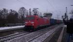 Railion 152 112-9 mit Containern f�hrt durch den Bahnhof Uelzen (05.01.10)