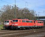 Die 111 191 mit neuen Lack und 111 105 mit verbliechen Lack rangieren an der 181 215 vorbei.